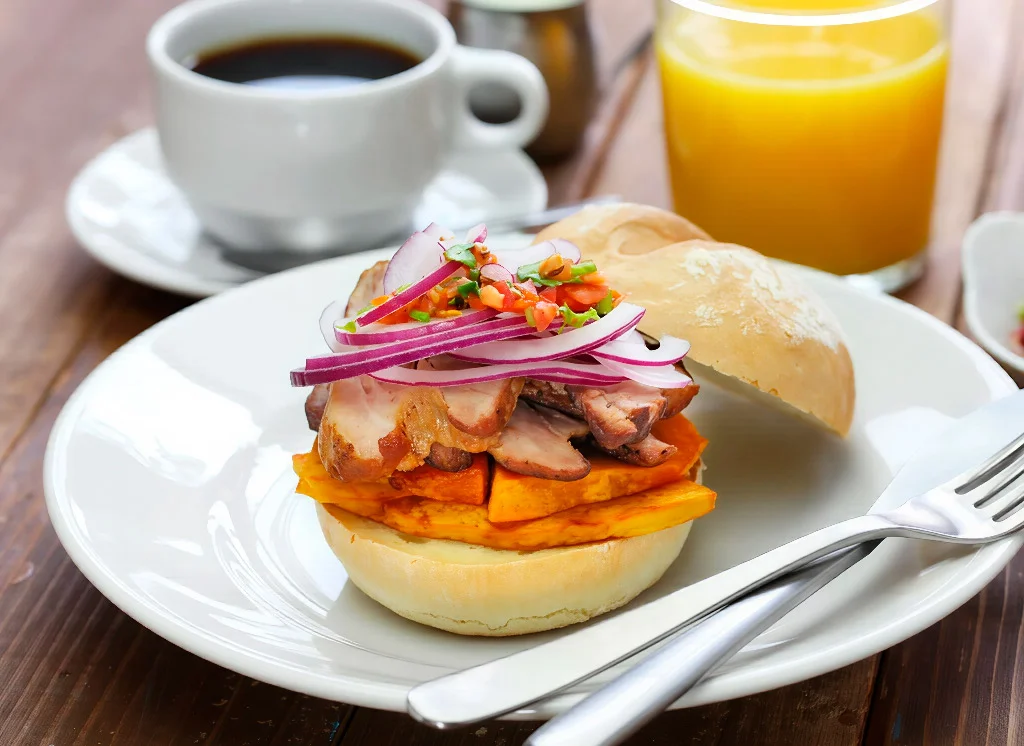 Pan con Chicharrón